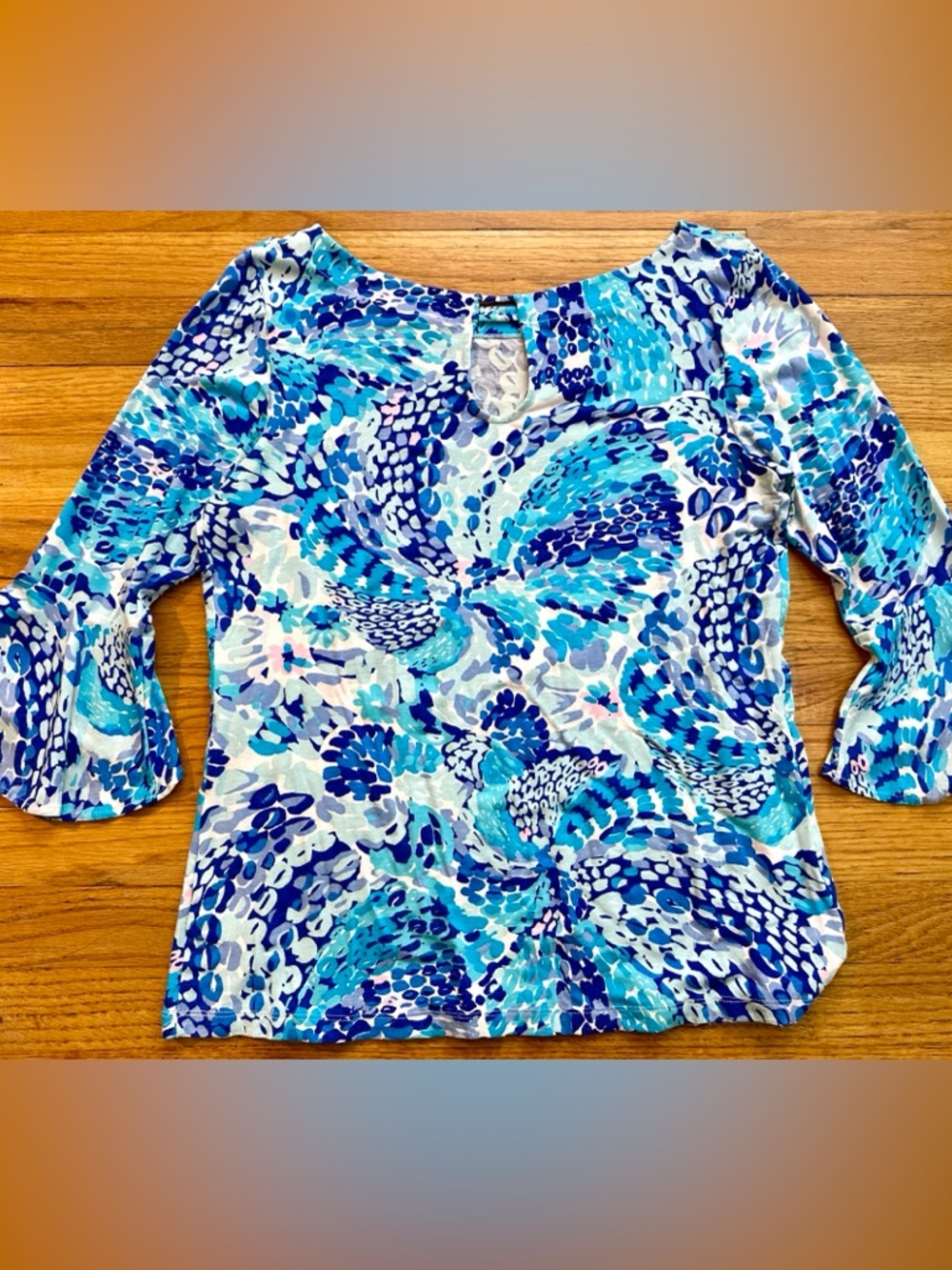 Lilly Pulitzer Medium, Fontaine Bell Sleeve "Wave After Wave" PTP 18.5" like new - Picture 2 of 8